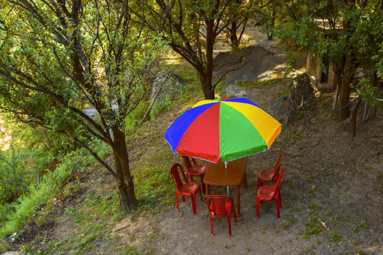 Tirthan Hilltop Home Stay Banjār Exteriör bild