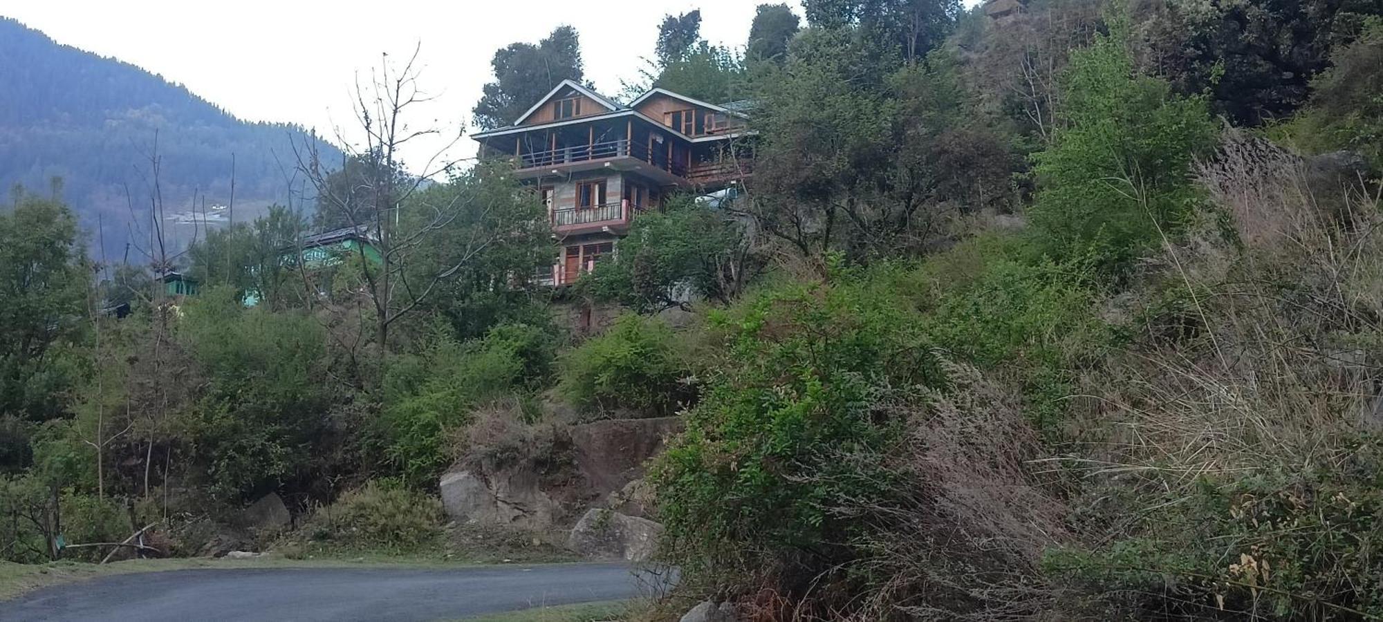 Tirthan Hilltop Home Stay Banjār Exteriör bild