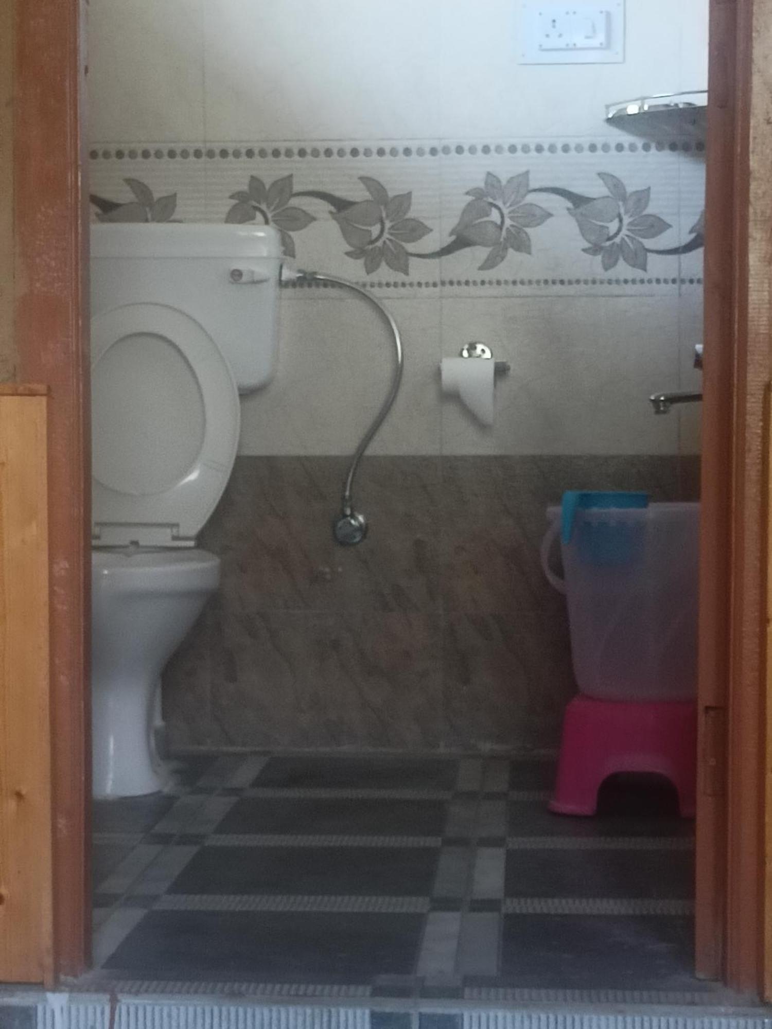 Tirthan Hilltop Home Stay Banjār Exteriör bild