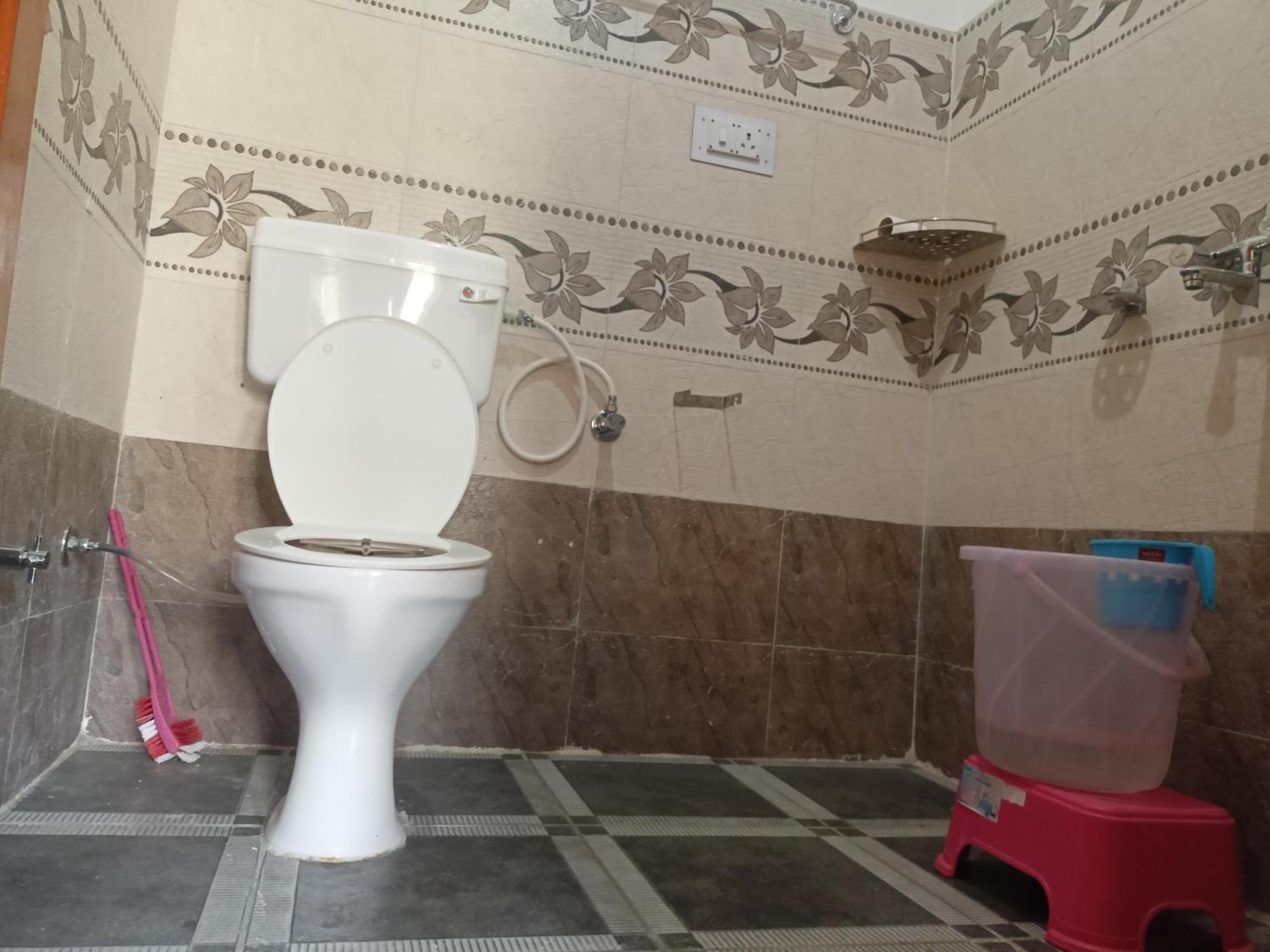 Tirthan Hilltop Home Stay Banjār Exteriör bild