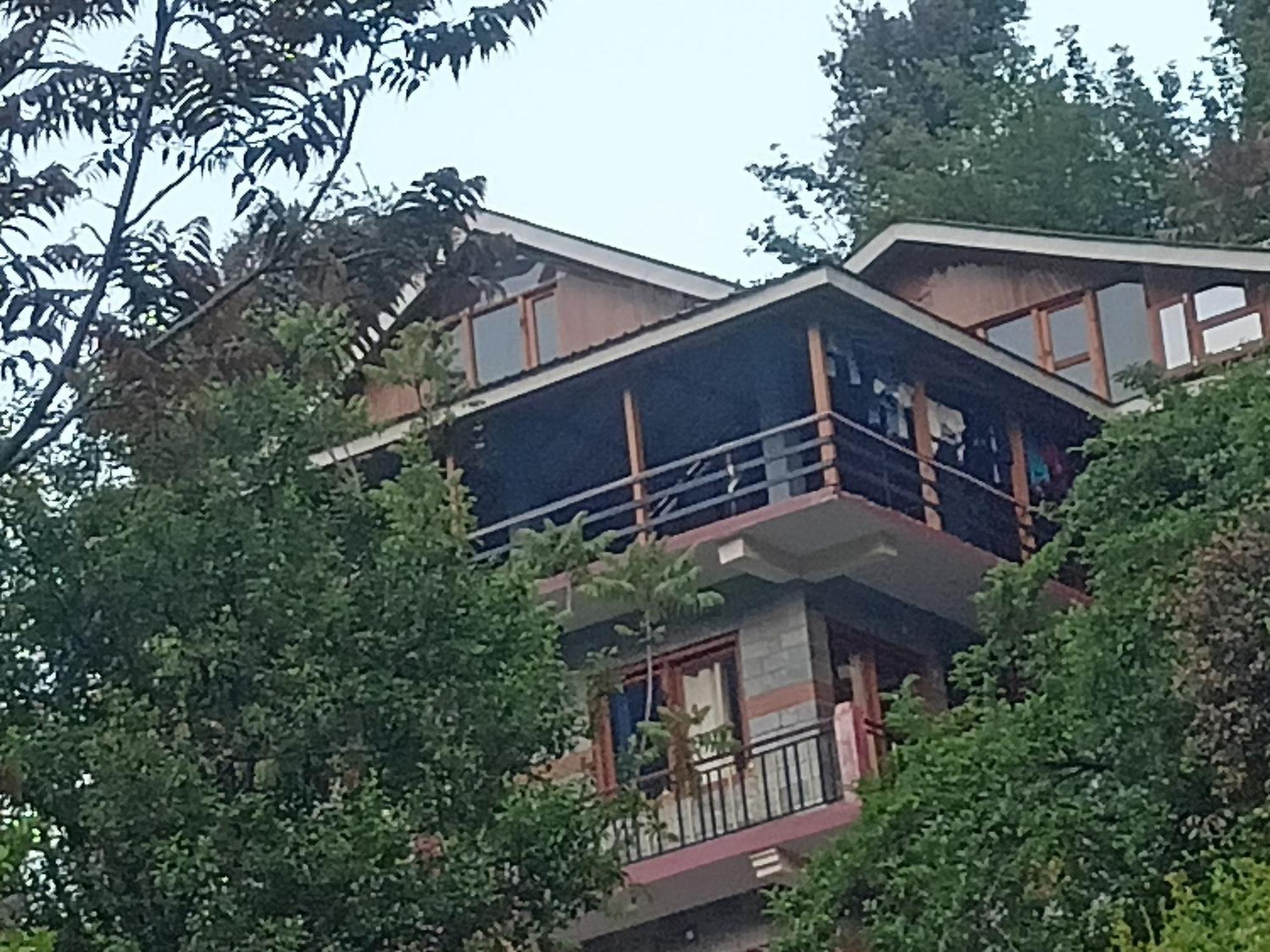Tirthan Hilltop Home Stay Banjār Exteriör bild
