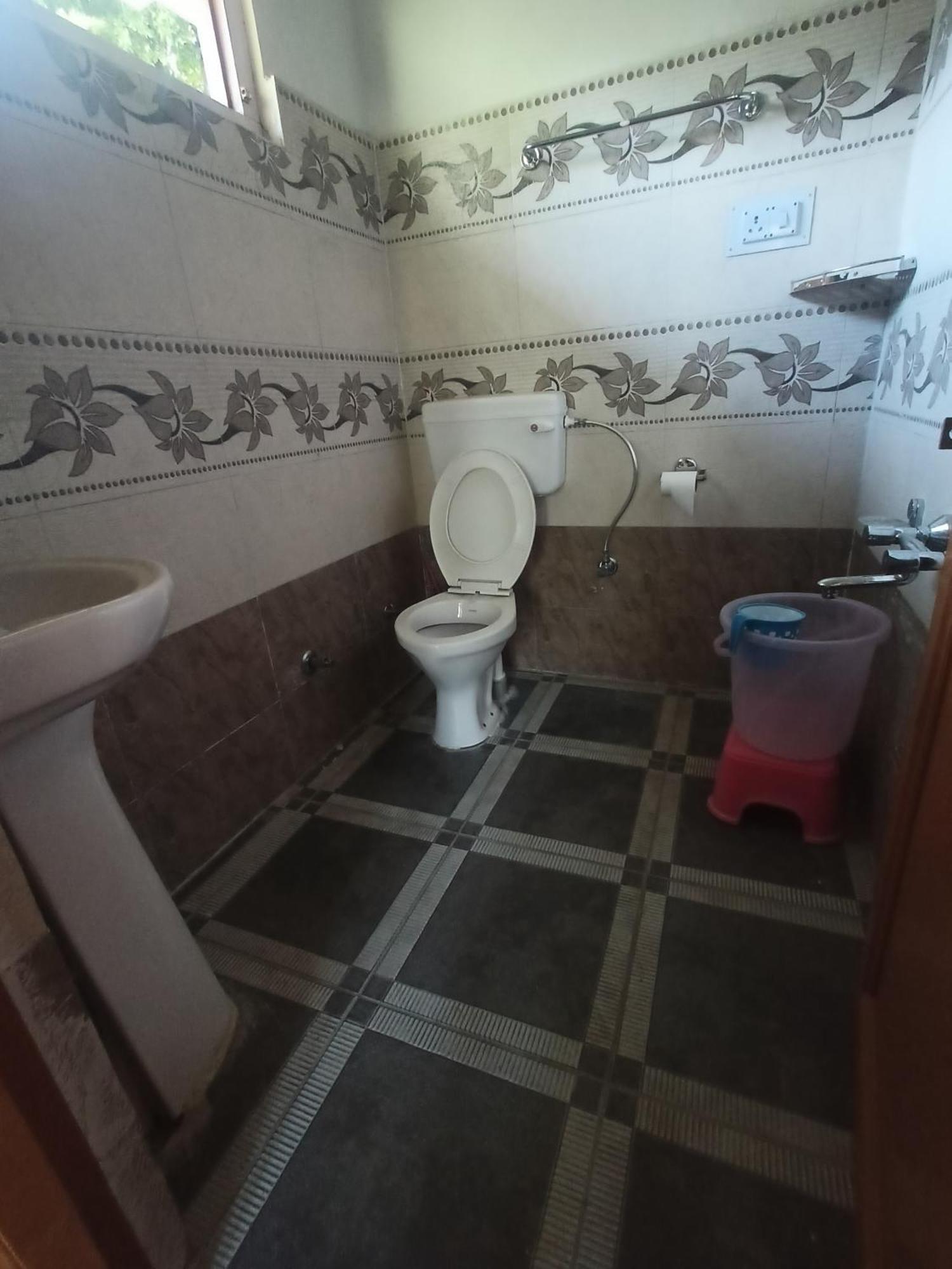 Tirthan Hilltop Home Stay Banjār Exteriör bild