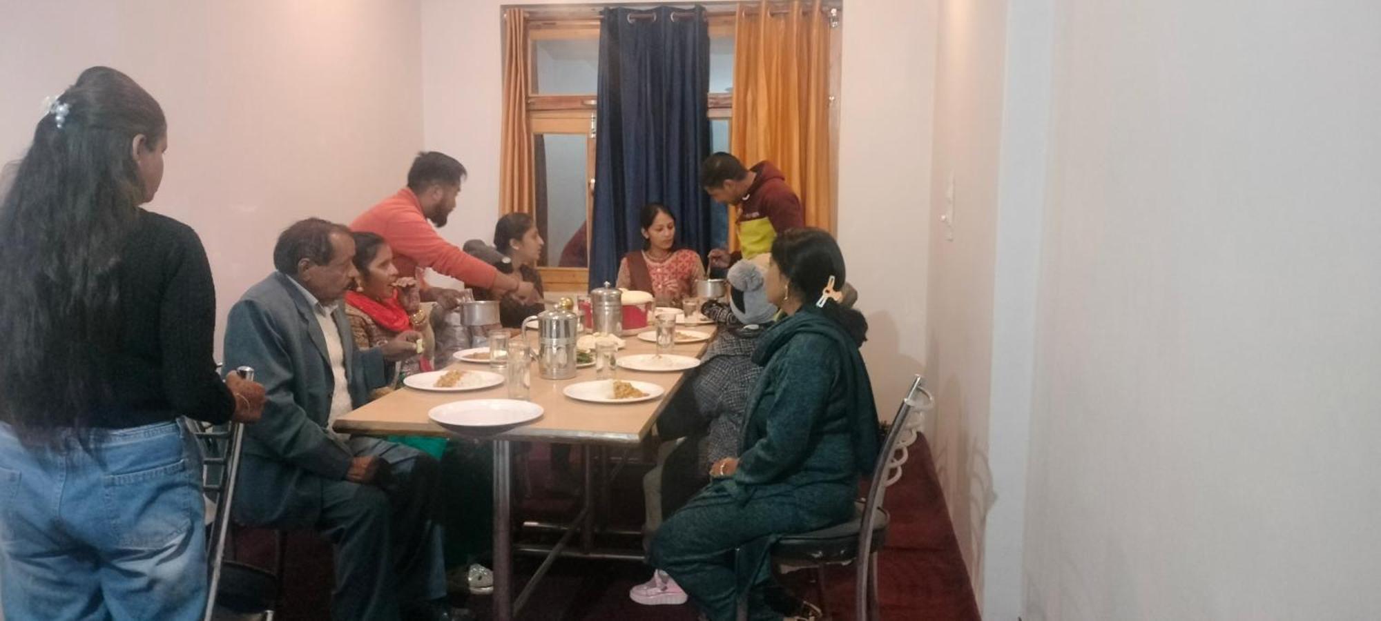 Tirthan Hilltop Home Stay Banjār Exteriör bild