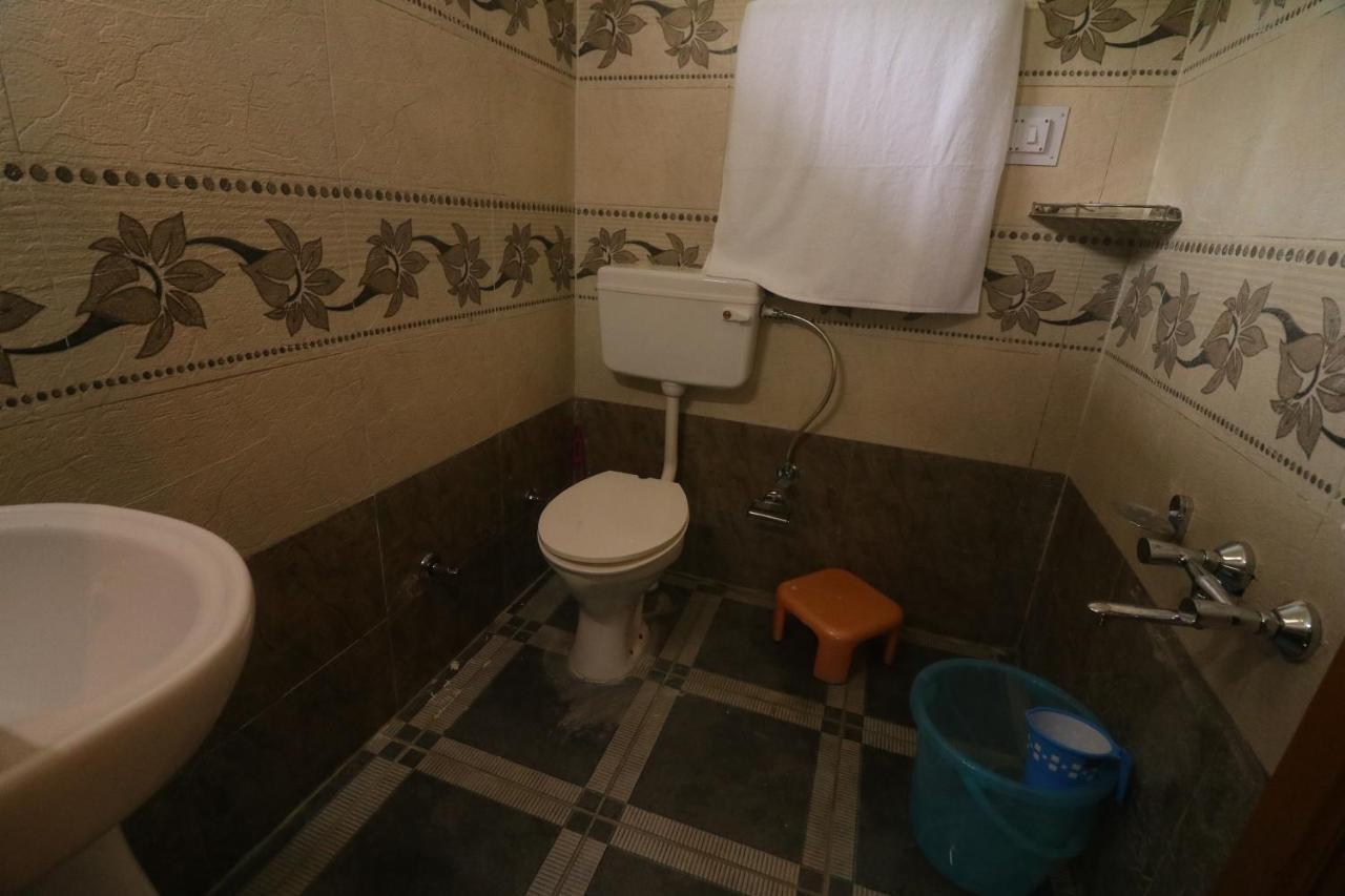 Tirthan Hilltop Home Stay Banjār Exteriör bild