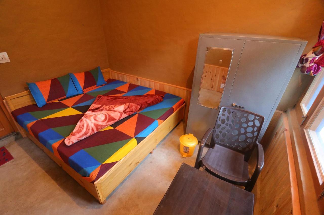 Tirthan Hilltop Home Stay Banjār Exteriör bild