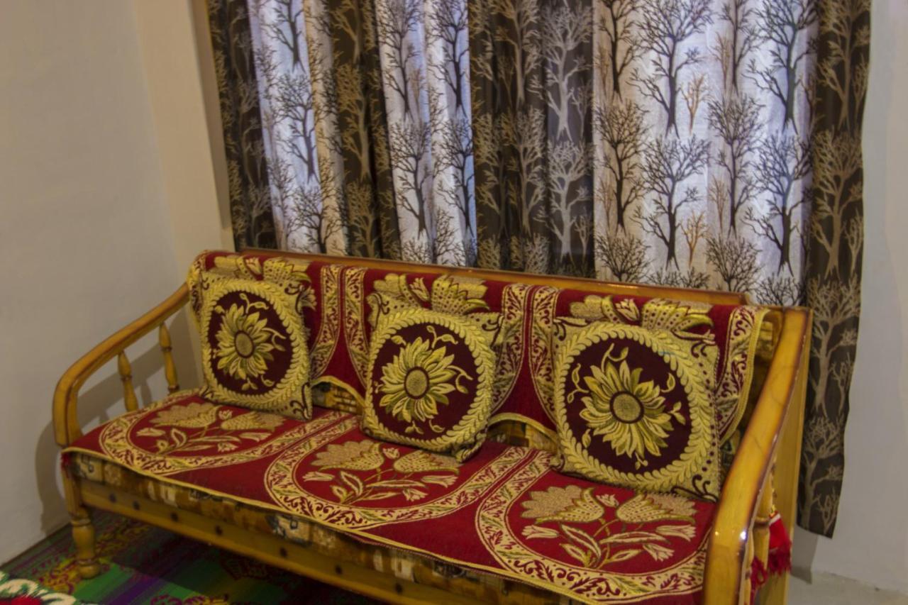 Tirthan Hilltop Home Stay Banjār Exteriör bild