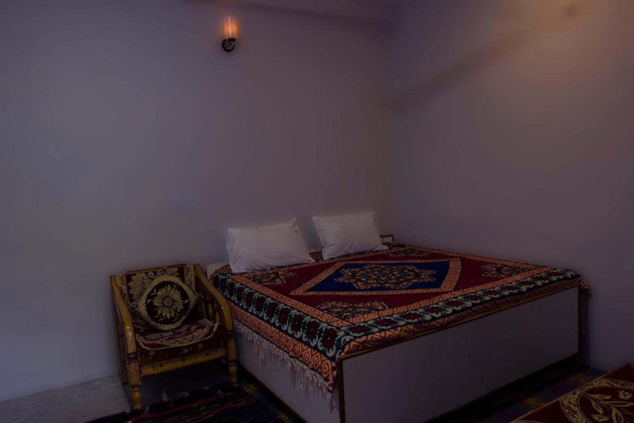 Tirthan Hilltop Home Stay Banjār Exteriör bild