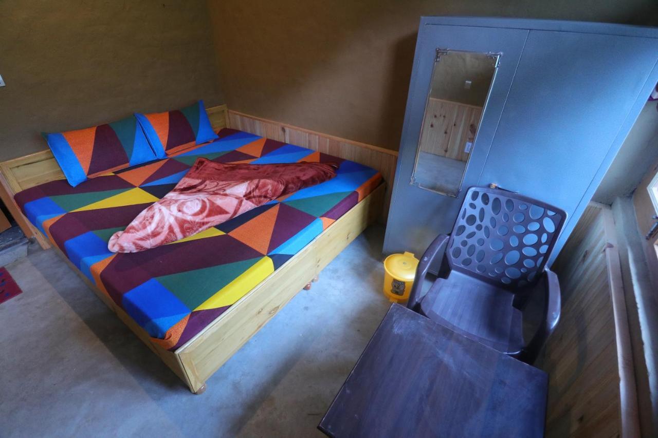 Tirthan Hilltop Home Stay Banjār Exteriör bild