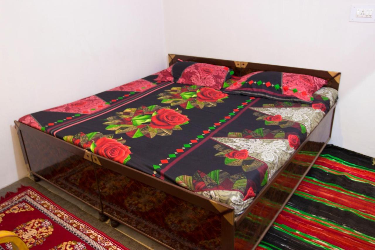 Tirthan Hilltop Home Stay Banjār Exteriör bild
