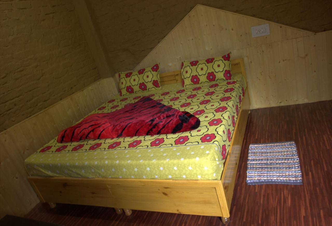 Tirthan Hilltop Home Stay Banjār Exteriör bild